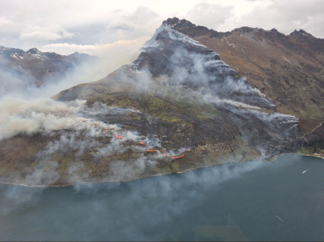 Walter Peak station vegetation fire spreads